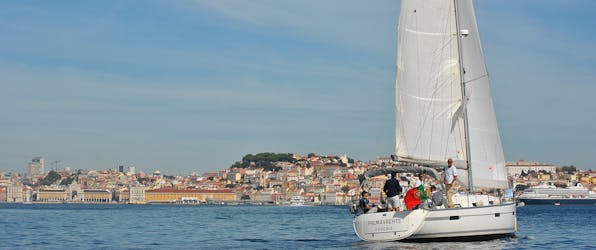 Crucero en velero por el casco antiguo de Lisboa con bebida de bienvenida